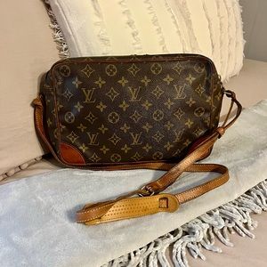 Authentic Louis Vuitton Monogram Trocadero 30 Shoulder Bag MB0987